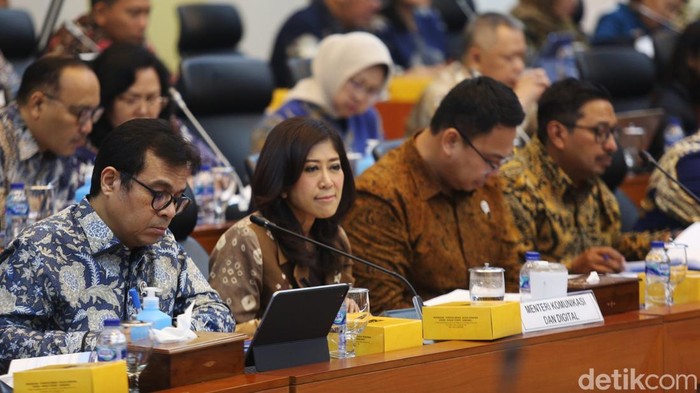 Menkomdigi-Komisi I DPR Bahas Aturan Medsos untuk Anak Menteri Komunikasi dan Digital (Menkomdigi) Meutya Hafid menghadiri rapat bersama Komisi I DPR hari ini. Meutya menyampaikan soal rencana aturan baru mengenai akses media sosial (medsos) oleh anak-anak.