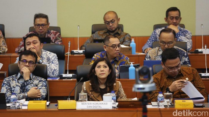 Menteri Komunikasi dan Digital (Menkomdigi) Meutya Hafid menghadiri rapat bersama Komisi I DPR hari ini. Meutya menyampaikan soal rencana aturan baru mengenai akses media sosial (medsos) oleh anak-anak.