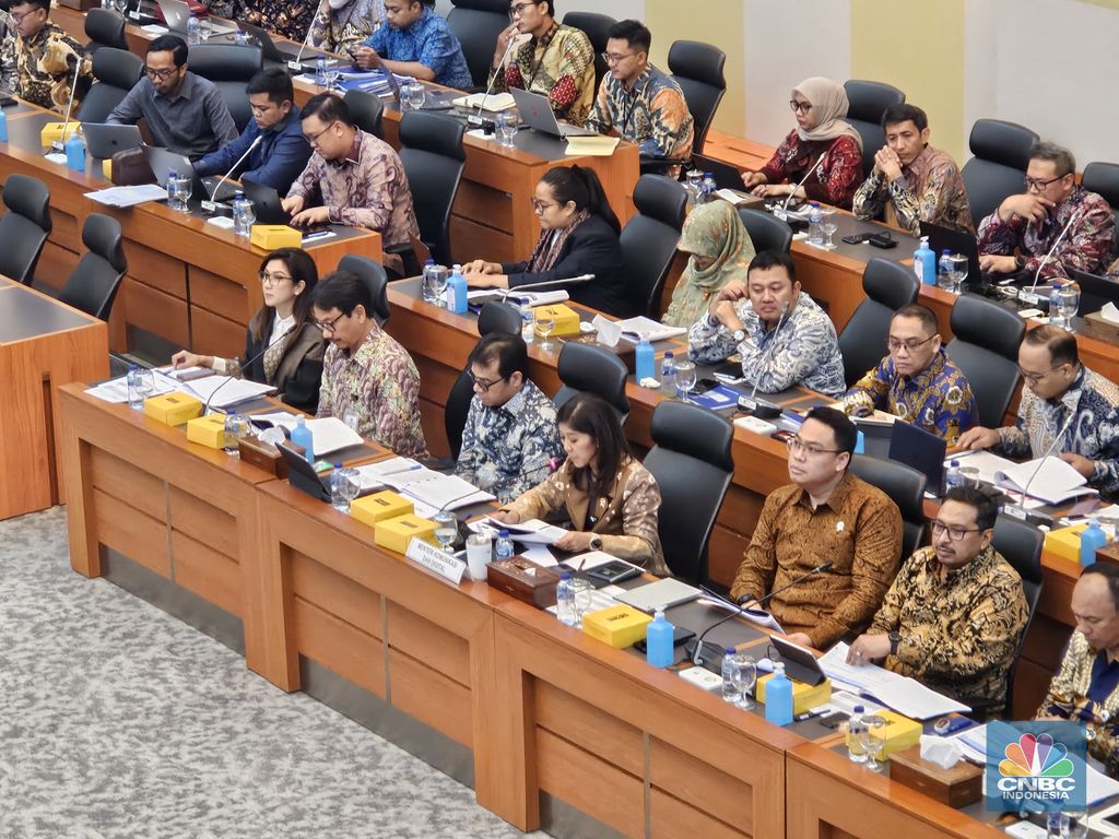 Menteri Komunikasi dan Digital (Komdigi) Meutya Hafid  dalam Rapat Kerja Komisi I DPR di Komplek Parlemen, Senayan, Jakarta, Selasa (4/2/2025). (detikai.com/Intan)