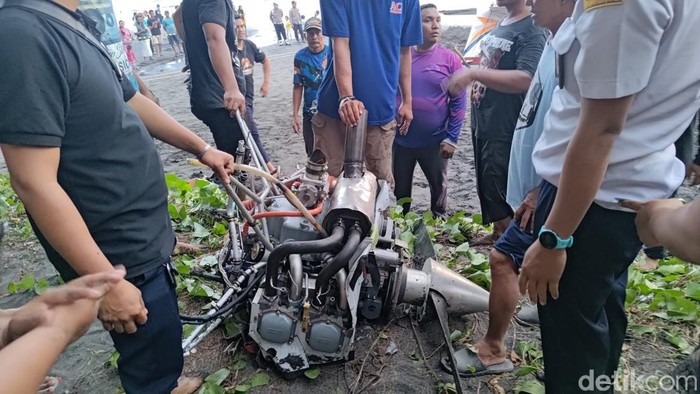Mesin yang telah dipisahkan dari badan pesawat Cessna milik API Banyuwangi yang jatuh di perairan Muncar.