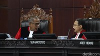 Sidang dipimpin oleh Ketua Mahkamah Konstitusi (MK) Suhartoyo.  
