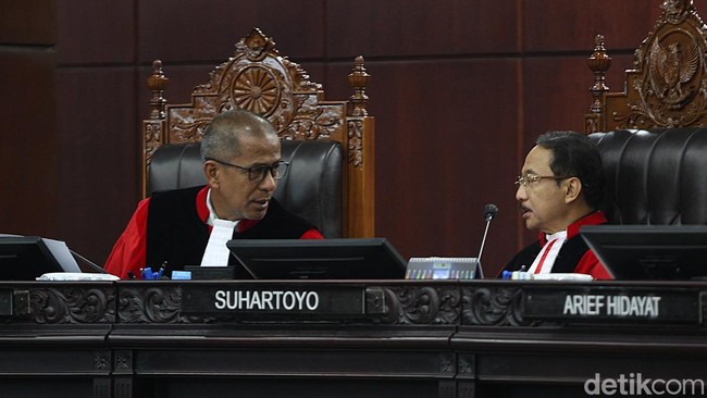 Candaan soal Margarito Kamis di Hari Rabu Ala Hakim MK