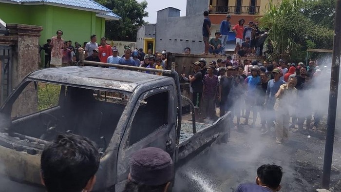 Mobil pikap angkut 20 jeriken solar terbakar di Sinjai.