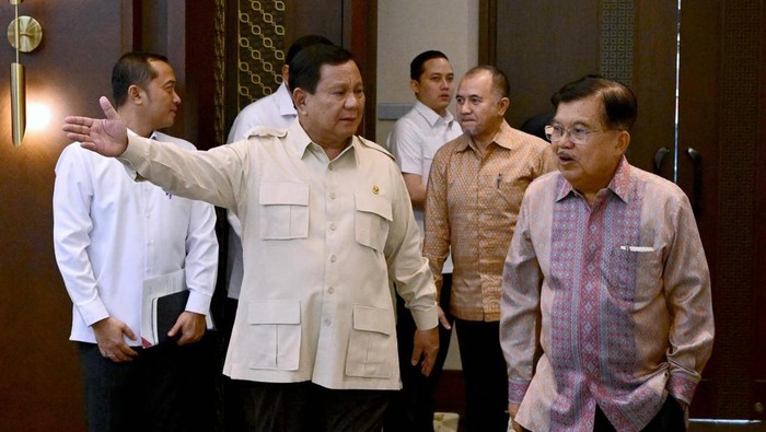 Presiden Prabowo Subianto menerima kunjungan Wakil Presiden ke-10 dan ke-12 Republik Indonesia (RI) Jusuf Kalla, dan Menteri Pertanian (Mentan) Andi Amran Sulaiman di Presidential Lounge, Istana Kepresidenan Jakarta, pada Selasa, 4 Februari 2025. Pertemuan tersebut membahas strategi pemerintah dalam mengamankan produksi beras nasional yang meningkat tajam serta memastikan stabilitas harga menjelang bulan Ramadan.