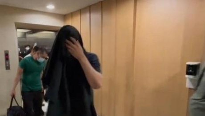 Momen polisi menggerebek pesta seks sesama jenis laki-laki atau gay di sebuah kamar hotel di kawasan Rasuna Said, Kuningan, Jakarta Selatan. (dok istimewa)