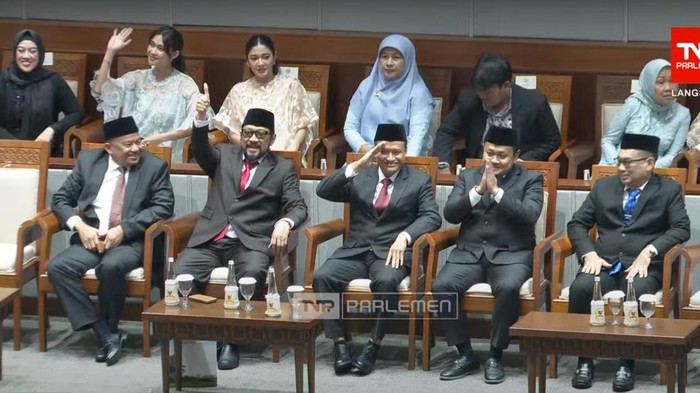 Nana dan Naysila temani Jamal Mirdad dipelantikan anggota DPR (dok. TV Parlemen)