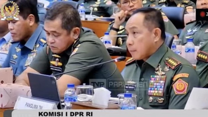 Panglima TNI Jenderal Agus Subiyanto menyampaikan hasil rapim TNI kepada Komisi I DPR. Agus mengatakan pihaknya telah evaluasi di berbagai aspek di tubuh TNI. (TV Parlemen)