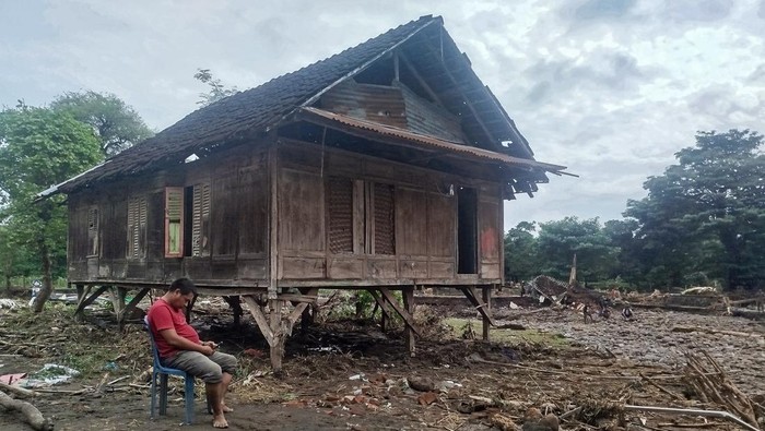 Pascabanjir bandang di Bima Warga mencuci baju di sungai di lokasi terdampak banjir bandang Desa Nanga Wera, Kabupaten Bima, Nusa Tenggara Barat, Selasa (4/2/2025). Pemerintah Provinsi Nusa Tenggara Barat menginstruksikan jajaran Organisasi Perangkat Daerah segera melakukan penanganan bencana banjir yang melanda Kecamatan Ambalawi dan Wera di Kabupaten Bima pada Minggu (2/2) yang berdasarkan laporan BPBD NTB terdapat tiga desa yang terdampak di kedua kecamatan tersebut. ANTARA FOTO/Ady Ardiansah/sgd/tom.