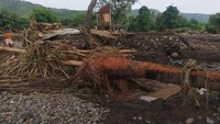 Warga melihat bangunan yang rusak terdampak banjir bandang di Desa Nanga Wera, Kabupaten Bima, Nusa Tenggara Barat, Selasa (4/2/2025). 