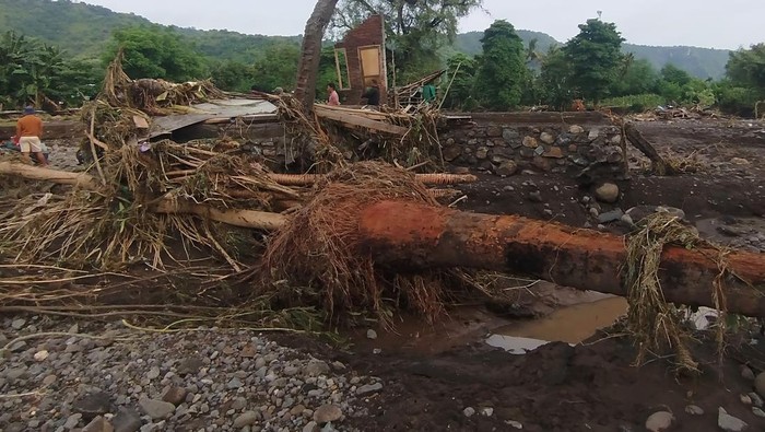 Pascabanjir bandang di Bima Warga mencuci baju di sungai di lokasi terdampak banjir bandang Desa Nanga Wera, Kabupaten Bima, Nusa Tenggara Barat, Selasa (4/2/2025). Pemerintah Provinsi Nusa Tenggara Barat menginstruksikan jajaran Organisasi Perangkat Daerah segera melakukan penanganan bencana banjir yang melanda Kecamatan Ambalawi dan Wera di Kabupaten Bima pada Minggu (2/2) yang berdasarkan laporan BPBD NTB terdapat tiga desa yang terdampak di kedua kecamatan tersebut. ANTARA FOTO/Ady Ardiansah/sgd/tom.