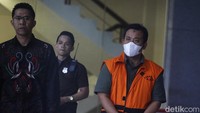 Martono keluar dengan memakai rompi tahanan KPK.