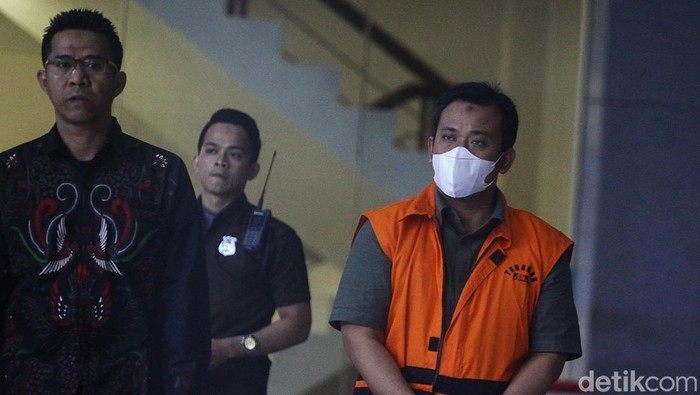 Pemeriksaan Lanjutan Martono dalam Dugaan Korupsi Pemkot Semarang Tersangka kasus dugaan korupsi di Pemkot Semarang, Martono menuju mobil tahanan usai menjalani pemeriksaan lanjutan di Gedung Merah Putih KPK, Jakarta, Selasa (4/5/2025).
