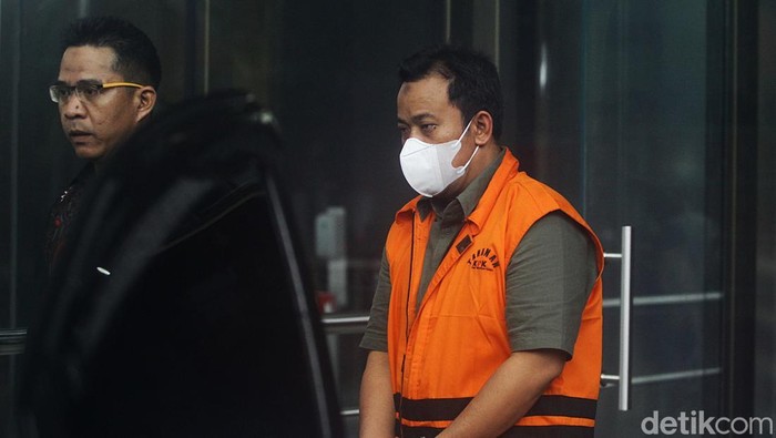 Tersangka kasus dugaan korupsi di Pemkot Semarang, Martono menuju mobil tahanan usai menjalani pemeriksaan lanjutan di Gedung Merah Putih KPK, Jakarta, Selasa (4/5/2025).
