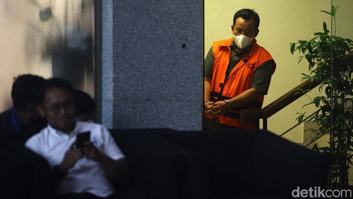 Tersangka kasus dugaan korupsi di Pemkot Semarang, Martono menuju mobil tahanan usai menjalani pemeriksaan lanjutan di Gedung Merah Putih KPK, Jakarta, Selasa (4/5/2025).