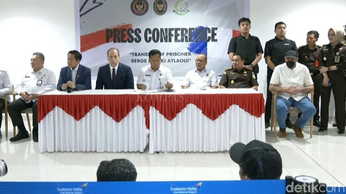 Pemerintah Indonesia resmi memulangkan terpidana mati Serge Areski Atlaoui ke Prancis. Serge tetap dipulangkan ke negara asalnya meski sedang kondisi sakit. (Maulani M/detikcom)