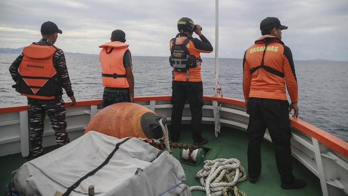 Pencarian jurnalis Metro TV dilanjutkan di perairan Gita Anggota tim SAR gabungan menggunakan teropong saat melakukan pencarian lanjutan korban hilang insiden meledaknya speedboat RIB 04 milik Basarnas pada hari kedua menggunakan KN SAR 237 Pandudewanata di perairan Gita, Tidore Kepulauan, Maluku Utara, Selasa (4/2/2025). Kantor Pencarian dan Pertolongan (Basarnas) Ternate mengerahkan KN SAR 237 Pandudewanata untuk melakukan penyisiran di area LKP hingga seluas 22 Nm2 guna mencari korban jurnalis Metro TV Sahril Helmi yang masih hilang dalam insiden meledaknya speedboat RIB 04 milik Basarnas di perairan Gita pada Minggu (2/2) malam pukul 23.00 WIT. ANTARA FOTO/Andri Saputra/tom.