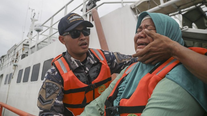 Pencarian jurnalis Metro TV dilanjutkan di perairan Gita Anggota tim SAR gabungan menggunakan teropong saat melakukan pencarian lanjutan korban hilang insiden meledaknya speedboat RIB 04 milik Basarnas pada hari kedua menggunakan KN SAR 237 Pandudewanata di perairan Gita, Tidore Kepulauan, Maluku Utara, Selasa (4/2/2025). Kantor Pencarian dan Pertolongan (Basarnas) Ternate mengerahkan KN SAR 237 Pandudewanata untuk melakukan penyisiran di area LKP hingga seluas 22 Nm2 guna mencari korban jurnalis Metro TV Sahril Helmi yang masih hilang dalam insiden meledaknya speedboat RIB 04 milik Basarnas di perairan Gita pada Minggu (2/2) malam pukul 23.00 WIT. ANTARA FOTO/Andri Saputra/tom.