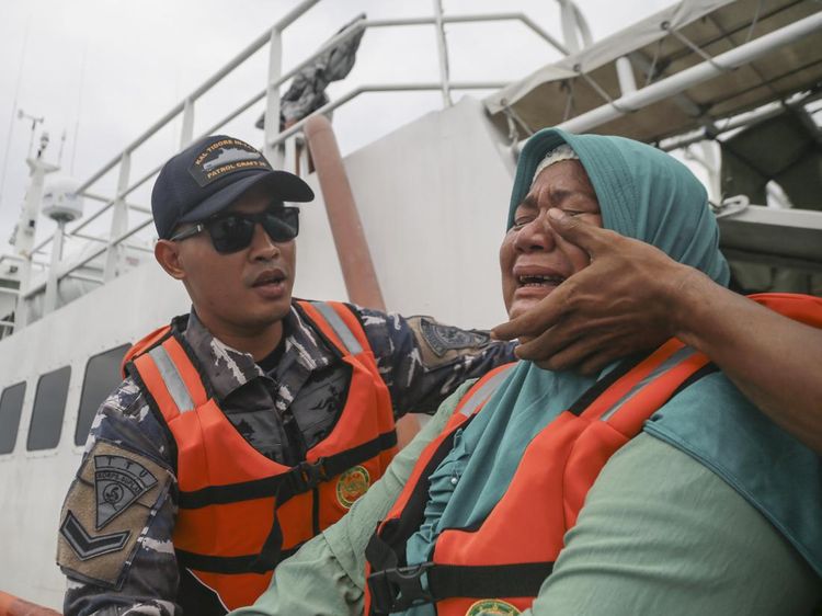 Jurnalis Metro TV Hilang di Laut, Tangis Sang Bunda Pecah