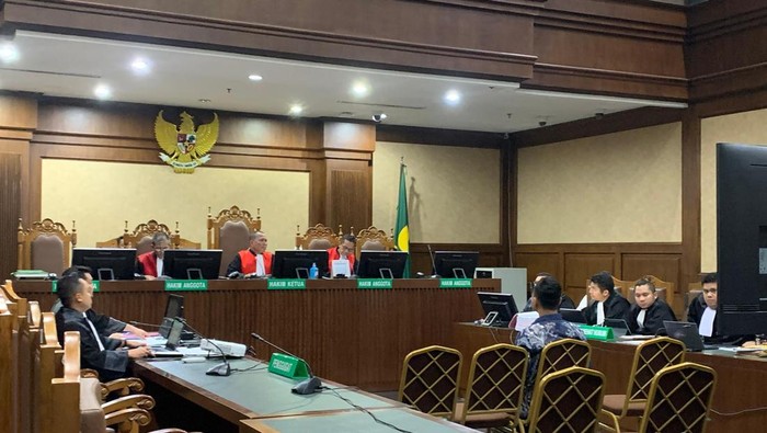 Pengacara Dini Sera, Meigi Angga, saat menjadi saksi sidang kasus suap vonis bebas Ronald Tannur (Mulia/detikcom)