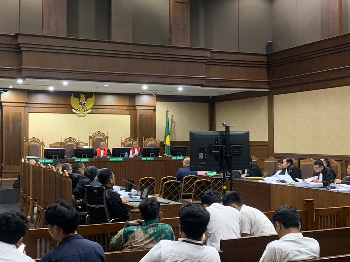 Pengacara Dini Sera, Meigi Angga, saat menjadi saksi sidang kasus suap vonis bebas Ronald Tannur (Mulia/detikcom)