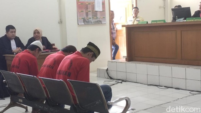 Tiga terdakwa pembunuhan pegawai koperasi Anton Eka Saputra (25) di Palembang, tertunduk lesu dan menangis saat dituntut hukuman mati. Mereka adalah Pongki Saputra, Kelvin Firmansyah, dan Antoni.