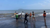 Warga menarik dan menepikan pesawat ke tepi pantai (Foto: Eka Rimawati)