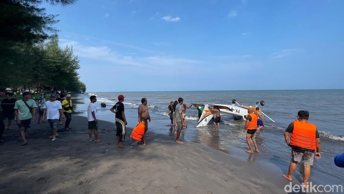 Pesawat jatuh di Banyuwangi Pesawat jatuh di Banyuwangi