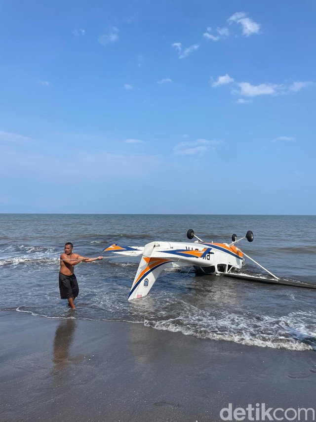 Pesawat Latih API Banyuwangi Mendarat Darurat