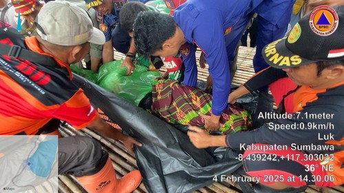 Petugas gabungan mengevakuasi lansia tewas akibat terseret arus saat banjir bandang i Desa Luk, Kecamatan Rhee, Sumbawa, NTB, Selasa (4/2/2025). (Dok BNPB)