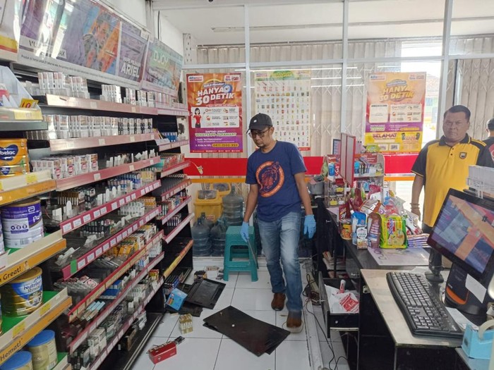 Petugas Polres Boyolali saat melakukan olah TKP di toko swalayan yang dibobol tersangka. Diunggah Selasa  (4/2/2025).
