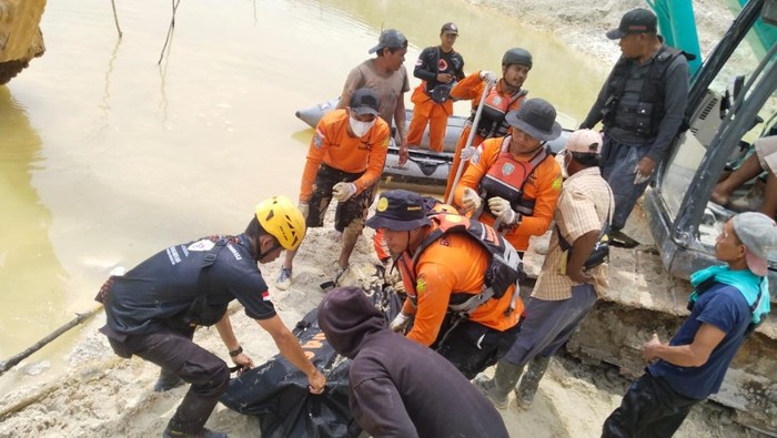 Petugas Tim SAR gabungan mengevakuasi jenazah pemilik tambang yang tertimbun longsor
