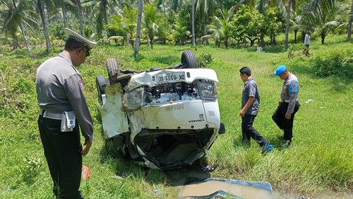 Pikap  masuk sungai setelah diseruruk Fortuner di Desa Candikusuma, Kecamatan Melaya, Kabupaten Jembrana, Senin (3/2/2025).