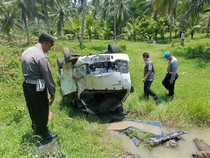 Fortuner Seruduk Pikap hingga Masuk Sungai di Jalan Denpasar-Gilimanuk