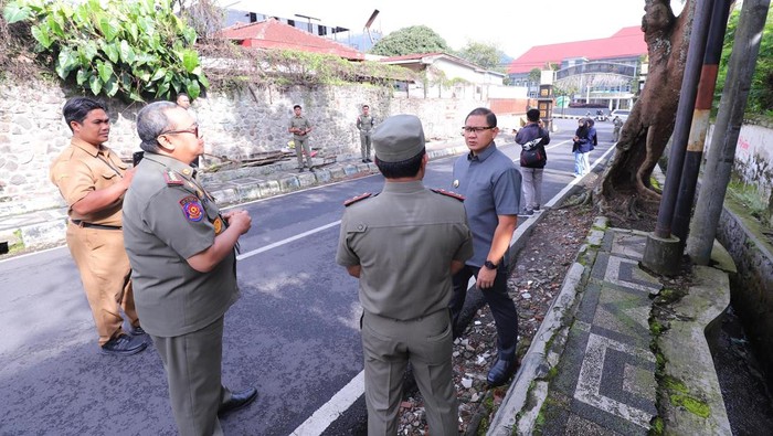 Pj Wali Kota Batu Aries Agung Paewai saat menunjau kawasan Jalan Samadi