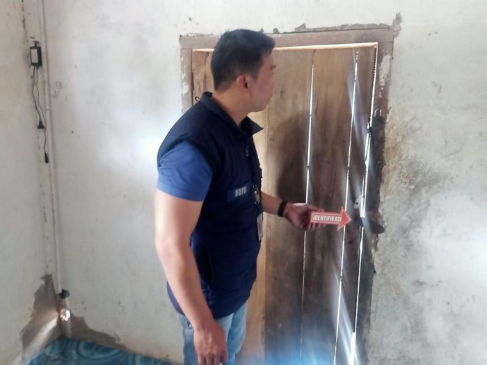 Polisi melakukan olah TKP di rumah petani yang disatroni perampok bersenpi