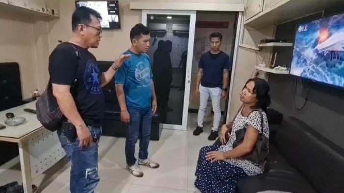 Polisi mengamankan Chika alias TGM, pengamen waria yang viral lantaran mengamuk di apotek kawasan Kembangan, Jakbar (dok Istimewa)