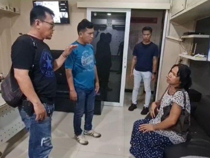 Polisi mengamankan Chika alias TGM, pengamen waria yang viral lantaran mengamuk di apotek kawasan Kembangan, Jakbar (dok Istimewa)