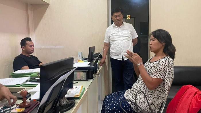 Polisi mengamankan Chika alias TGM, pengamen waria yang viral lantaran mengamuk di apotek kawasan Kembangan, Jakbar (dok Istimewa)