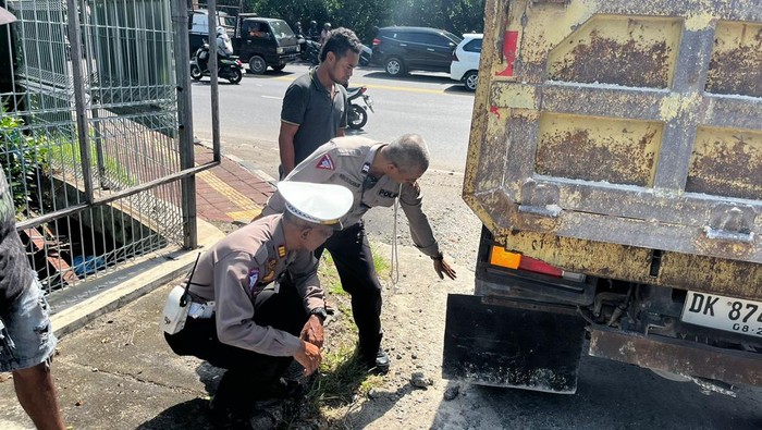 Polisi mengecek TKP pria Karangasem tewas akibat menabrak truk di dekat underpass Tahura Ngurah Rai, Badung. (Dok. Polresta Denpasar)