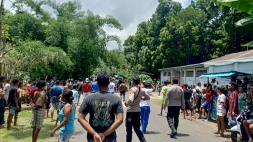 Polisi saat membubarkan aksi perkelahian antarpelajar di Desa Air Kenari, Kecamatan Teluk Mutiara, Kabupaten Alor, NTT, Minggu (2/2/2025). (Dok. Polres Alor).