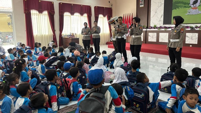 Polisi Sahabat Anak di Mojokerto Kenalkan Tertib Lalu Lintas Sejak Dini