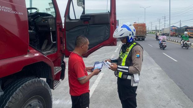 Polisi tilang truk bandel yang langgar jam operasional