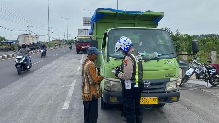 Polisi tilang truk bandel yang langgar jam operasional