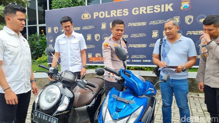 Polres Gresik kembalikan dua motor yang dicuri ke pemiliknya