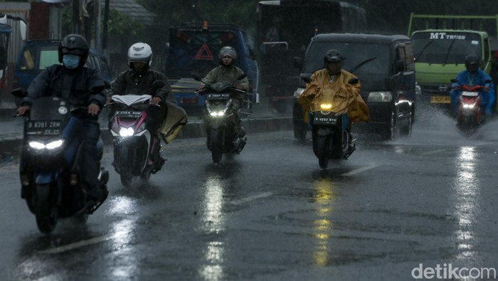 BMKG mengungkapkan, dalam sepekan terakhir, tercatat curah hujan sangat lebat hingga ekstrem terjadi di beberapa wilayah Indonesia. Masyarakat diimbau untuk tetap waspada.