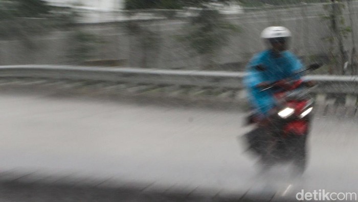 BMKG mengungkapkan, dalam sepekan terakhir, tercatat curah hujan sangat lebat hingga ekstrem terjadi di beberapa wilayah Indonesia. Masyarakat diimbau untuk tetap waspada.