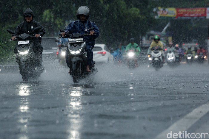 BMKG mengungkapkan, dalam sepekan terakhir, tercatat curah hujan sangat lebat hingga ekstrem terjadi di beberapa wilayah Indonesia. Masyarakat diimbau untuk tetap waspada.