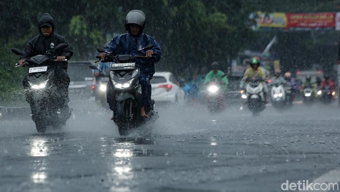 BMKG mengungkapkan, dalam sepekan terakhir, tercatat curah hujan sangat lebat hingga ekstrem terjadi di beberapa wilayah Indonesia. Masyarakat diimbau untuk tetap waspada.