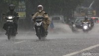 Pengendara menerobos hujan deras di kawasan Jakarta, Selasa (4/2/2025). Badan Meteorologi, Klimatologi, dan Geofisika (BMKG) mengungkapkan, dalam sepekan terakhir, tercatat curah hujan sangat lebat hingga ekstrem terjadi di beberapa wilayah Indonesia. Masyarakat diimbau untuk tetap waspada dan mengikuti informasi terbaru dari BMKG melalui kanal resmi, seperti situs web https://www.bmkg.go.id, media sosial @infobmkg, atau aplikasi infoBMKG.  