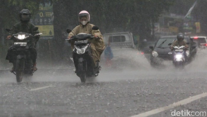 BMKG mengungkapkan, dalam sepekan terakhir, tercatat curah hujan sangat lebat hingga ekstrem terjadi di beberapa wilayah Indonesia. Masyarakat diimbau untuk tetap waspada.